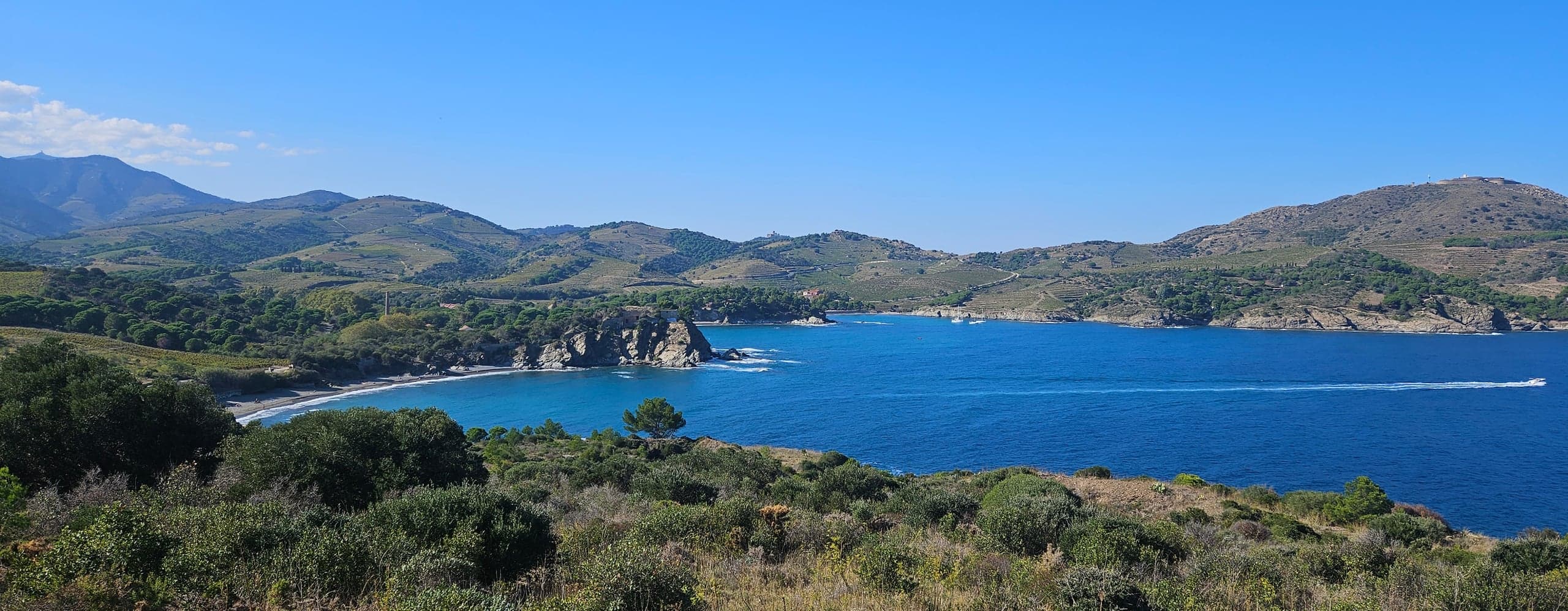Une crique de la Côte Vermeille entre mer et contreforts des Pyrénées