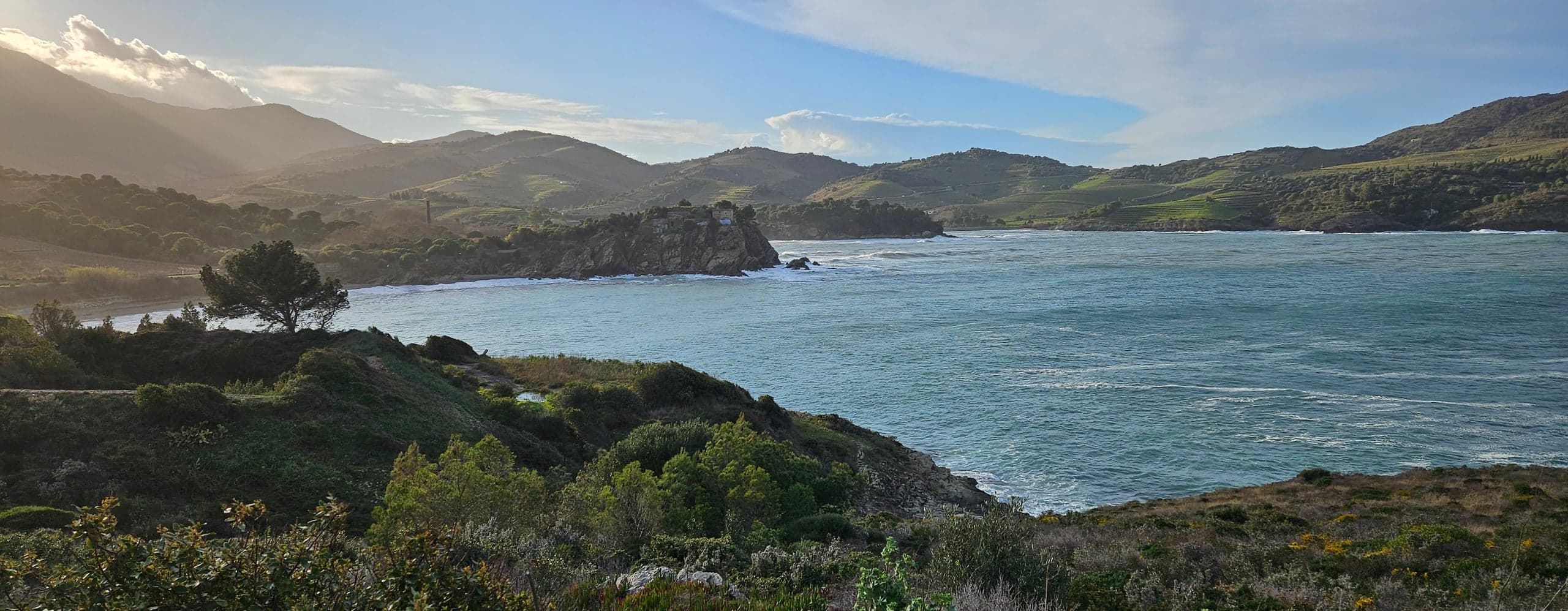 La Côte Vermeille près d'Argelès : une crique sauvage entre mer et contreforts des Pyrénées
