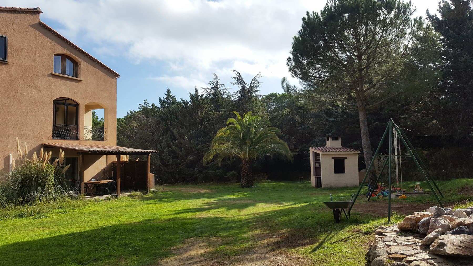 Le parc du domaine : chemins, pinède, clairières et logements sous les arbres — 4